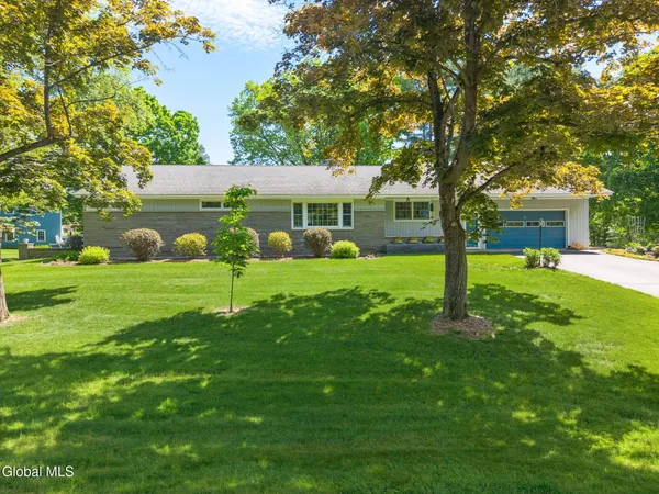 $550,000 | 6 West Hite Court, Guilderland, NY 12303