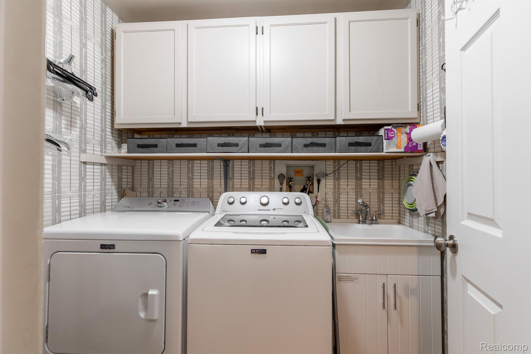 970 Golfview Court Rochester, MI 48307 - Photo 21 of 49 Main Level Laundry. Washer & dryer stay with home