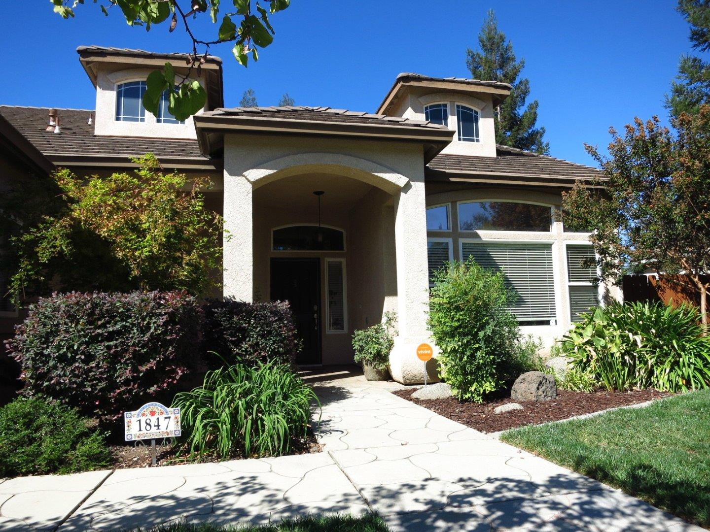 1847 Tartan Road Turlock, CA 95382 - Photo 3 of 37 a front view of a house with garden