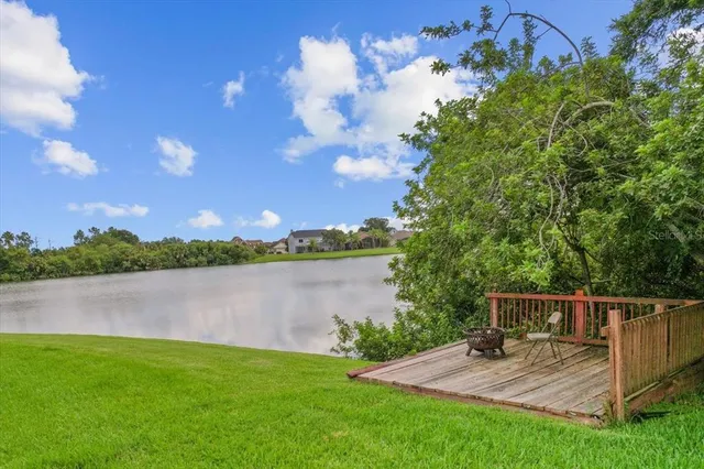 a view of a garden with lake