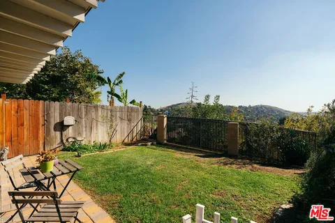 a view of a backyard