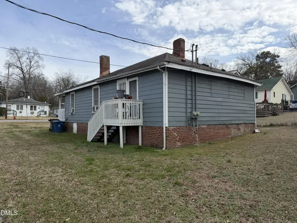 a view of a house with a back yard