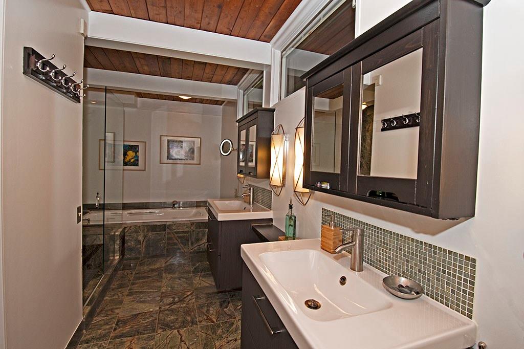 160 Lakeside Road Pittsburgh, PA 15238 - Photo 17 of 25 Master bath with dual sinks and soaking tub. Radiant heat in the foor!