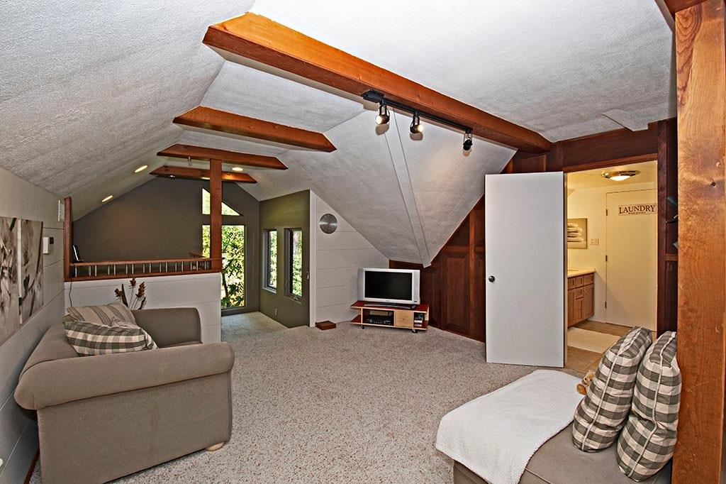 160 Lakeside Road Pittsburgh, PA 15238 - Photo 20 of 25 Upper floor sitting area. 2 full baths up here.