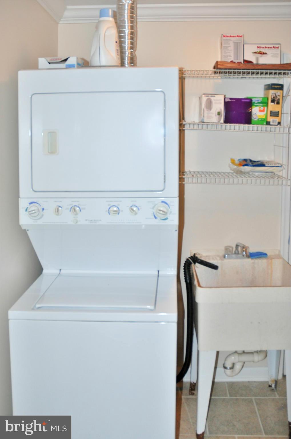 1432 Newport Spring Court Reston, VA 20194 - Photo 23 of 29 Laundry Area with sink