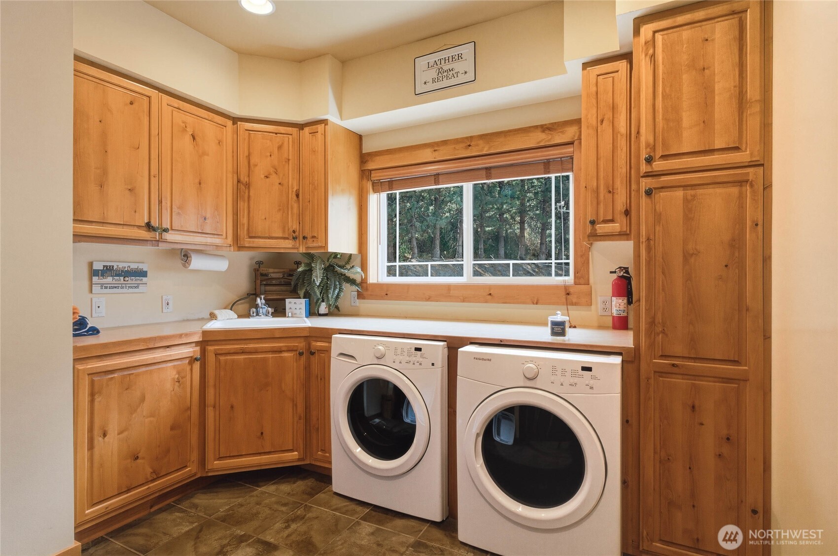 915 South Lakeshore Road Chelan, WA 98816 - Photo 15 of 40