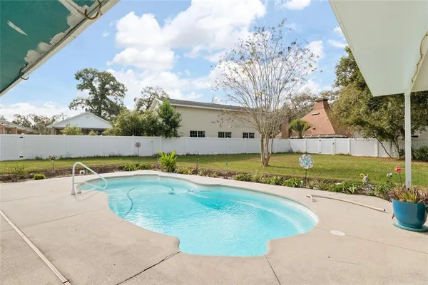 view of a house with swimming pool