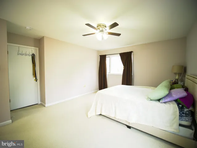 a view of livingroom with furniture