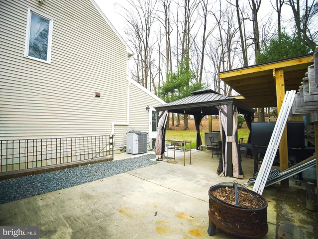 a view of yard with tree and green space