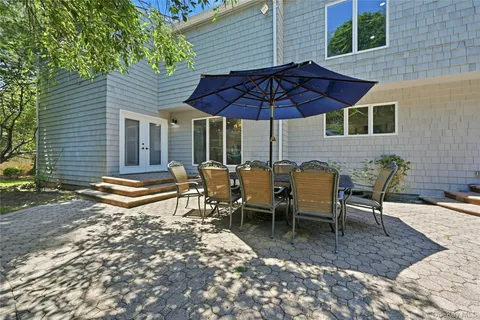 $1,750,000 | 4 Laurelwood Court, Dix Hills, NY 11746