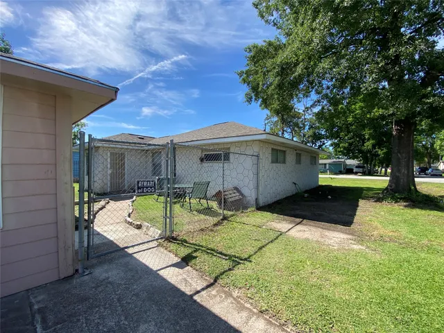 a view of a house with backyard and sitting area