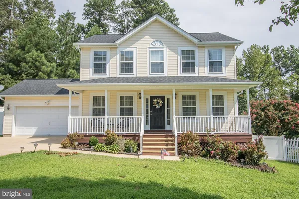 a view of front door deck
