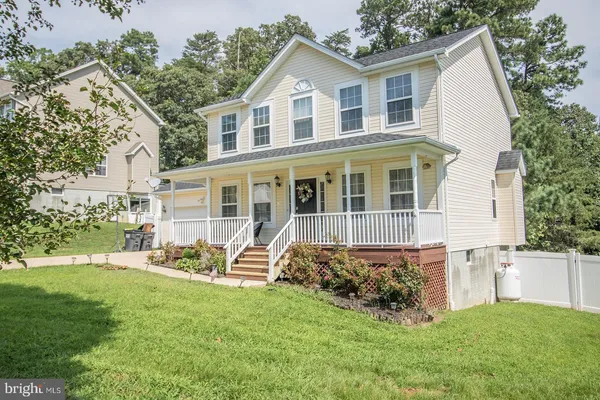 a view of house with a yard