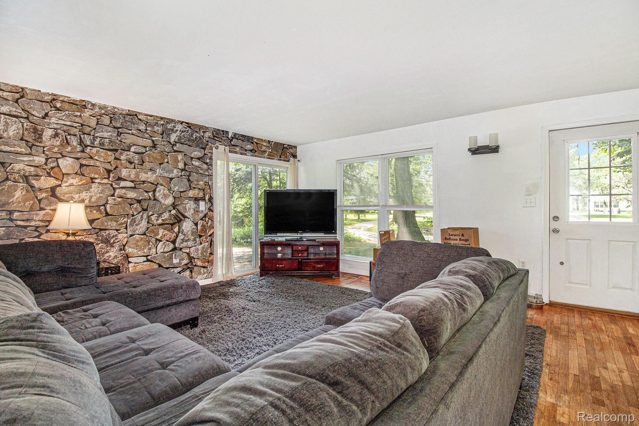 3700 Jewell Road Howell, MI 48843 - Photo 4 of 21 IMG_8283.jpg