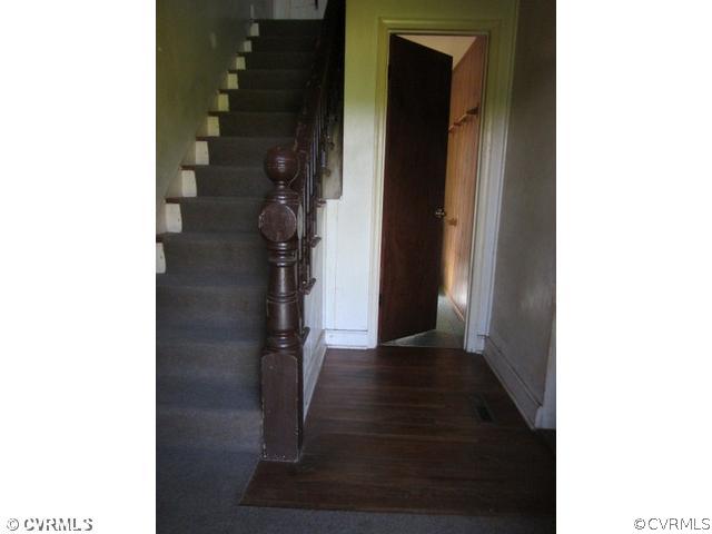 7013 River Road Petersburg, VA 23803 - Photo 2 of 10 Foyer