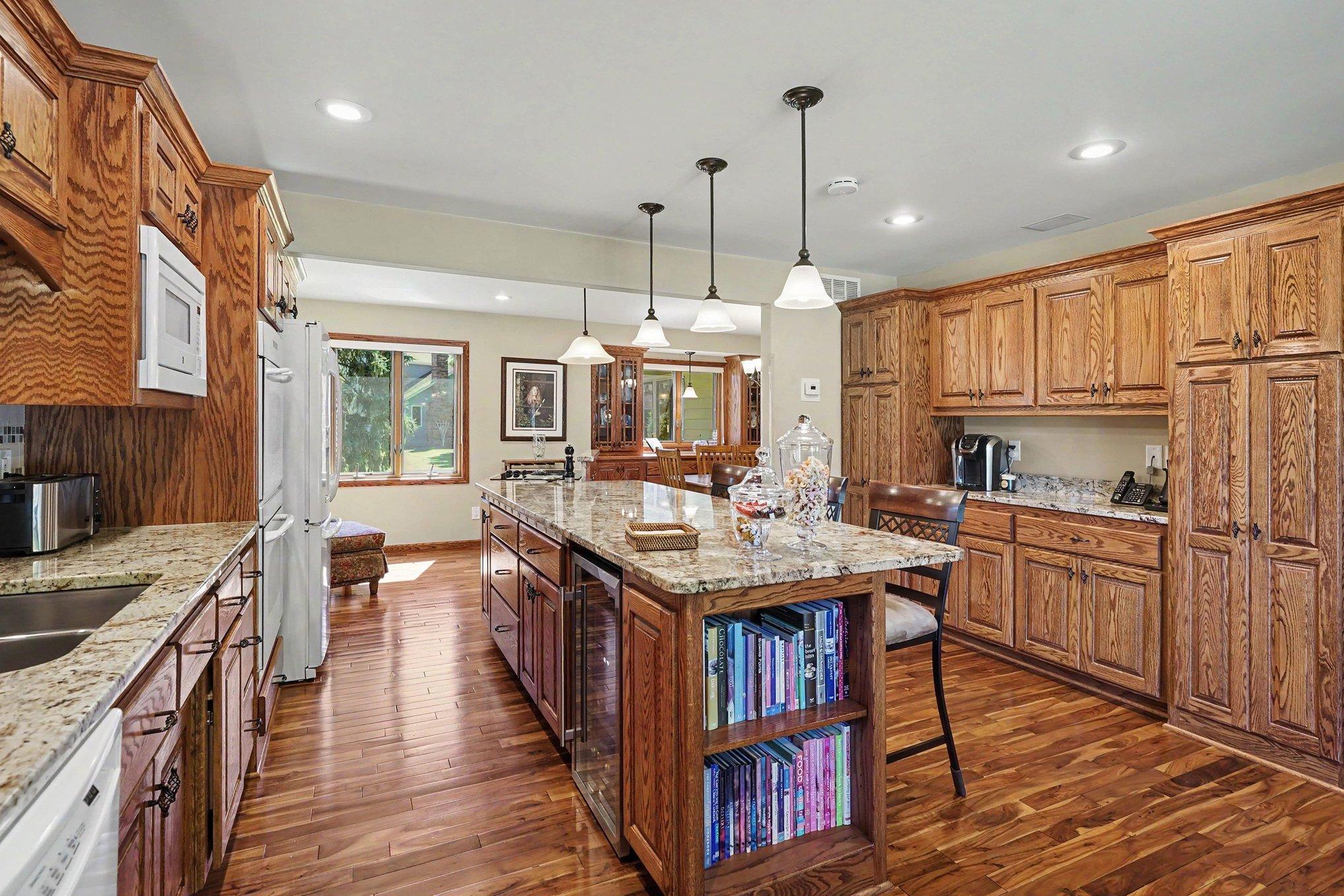 7016 Beacon Circle Eden Prairie, MN 55346 - Photo 4 of 34