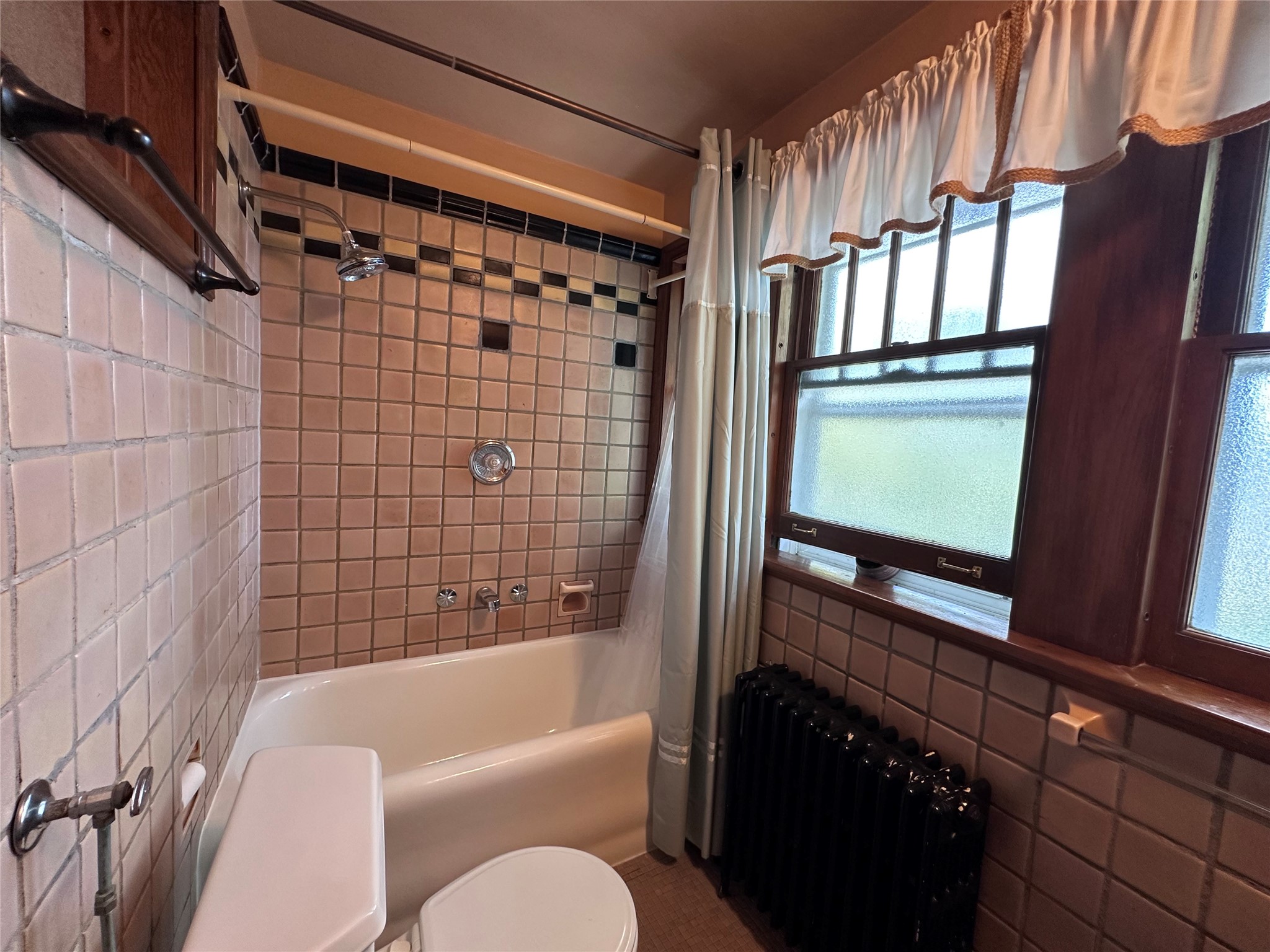 515 Hilltop Road Erie, PA 16509 - Photo 33 of 45 2nd floor tub/shower with ceramic tile surround.