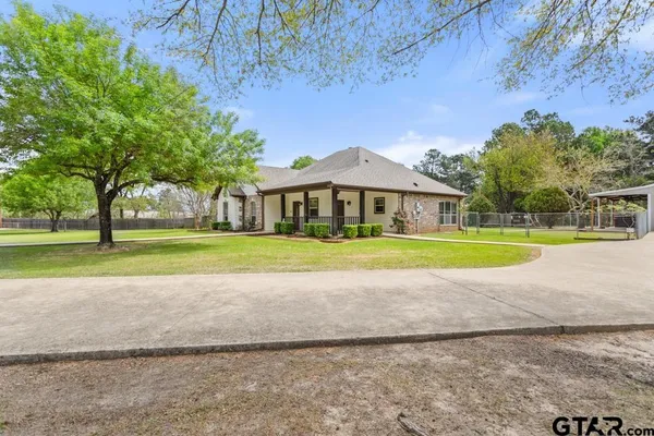a view of yard with green field and trees