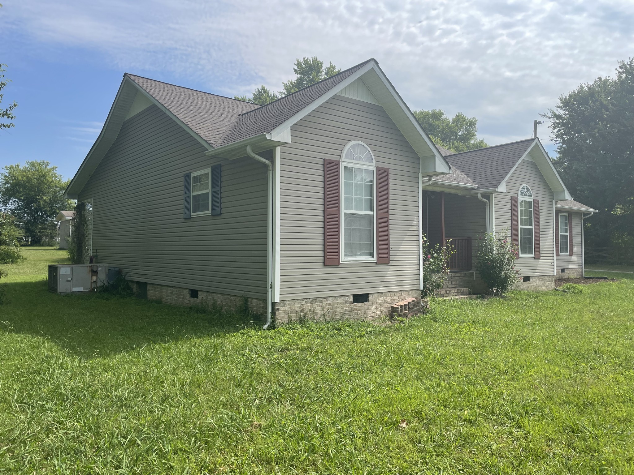 1799 Ragsdale Road Manchester, TN 37355 - Photo 4 of 17 a front view of a house with a yard