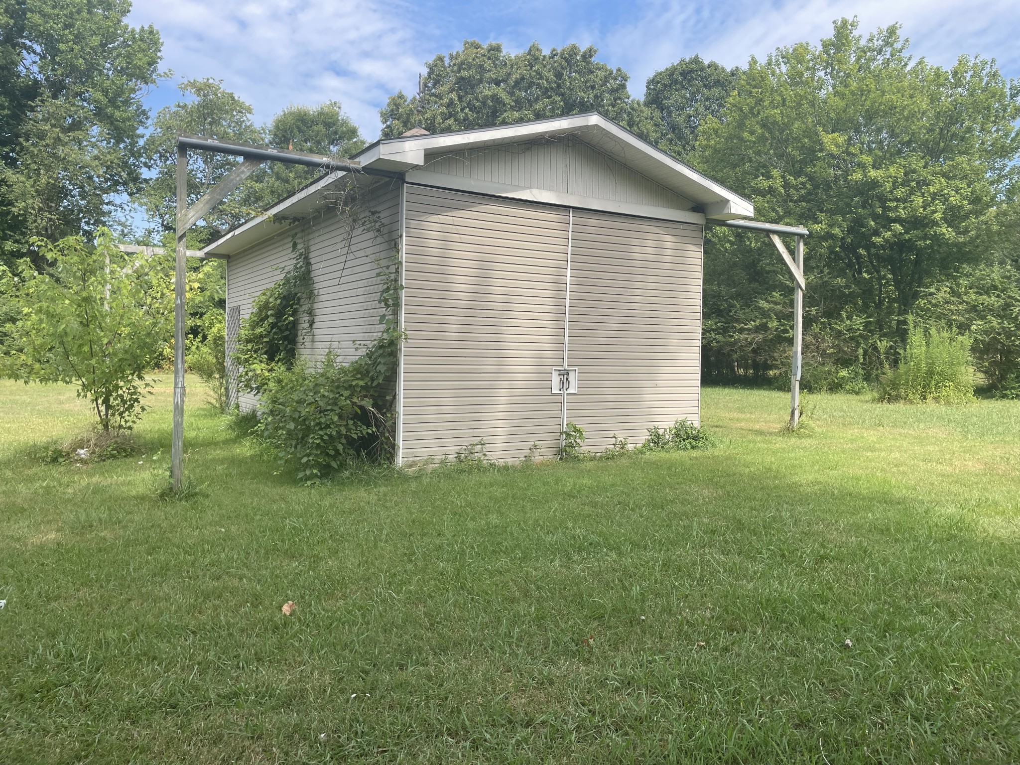 1799 Ragsdale Road Manchester, TN 37355 - Photo 10 of 17 a view of a backyard with a garden