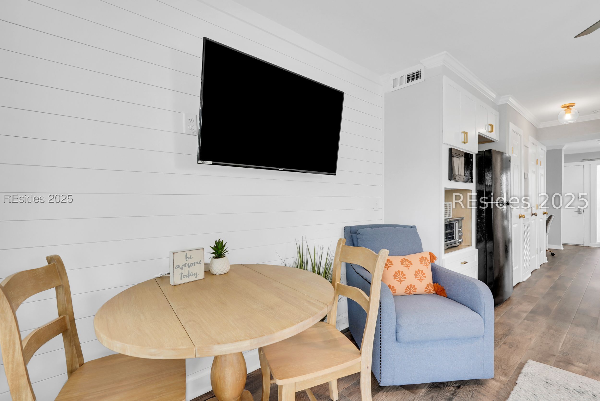 40 Folly Field Road, Unit A1 Hilton Head Island, SC 29928 - Photo 19 of 42 Shiplap accent walls.