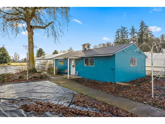 a view of a house with a backyard