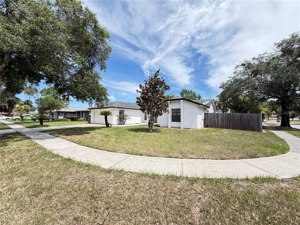 9923 Castleton Street Orlando, FL 32817 - Photo 3 of 27