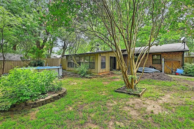 a view of a house with backyard