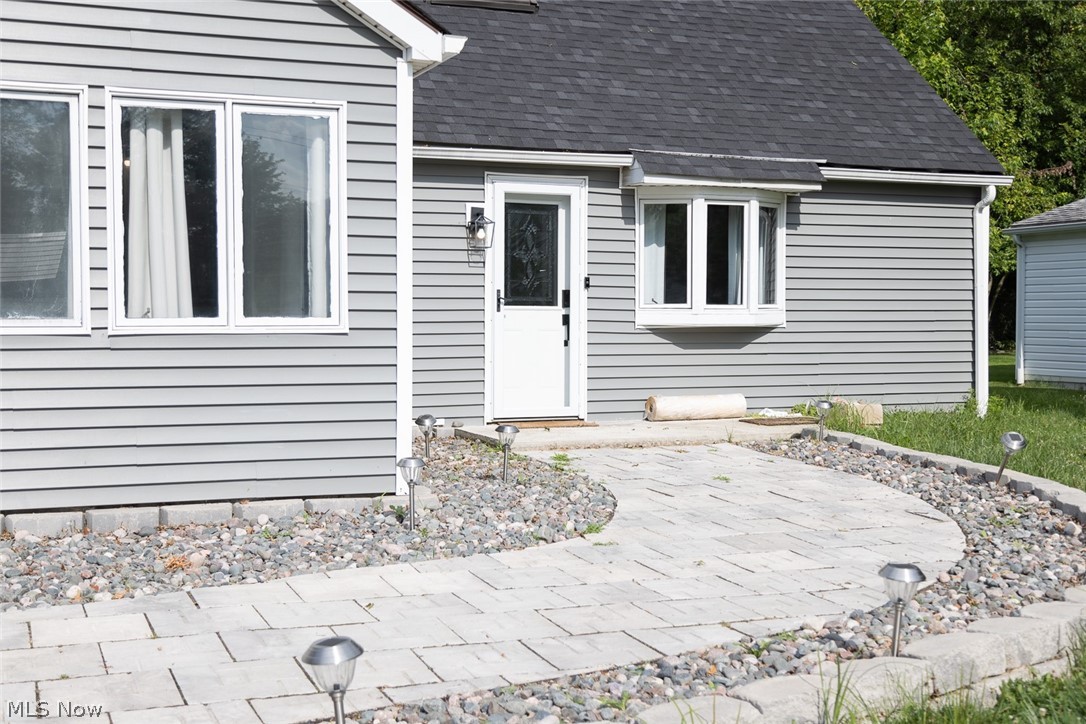 2915 North Road Warren, OH 44483 - Photo 2 of 32 beautifully paved walkway