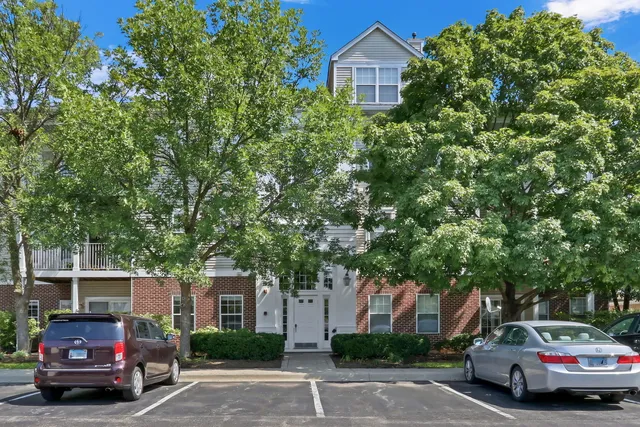 $250,000 | 3275 Stratford Court, Unit 1A, Lake Bluff, IL 60044