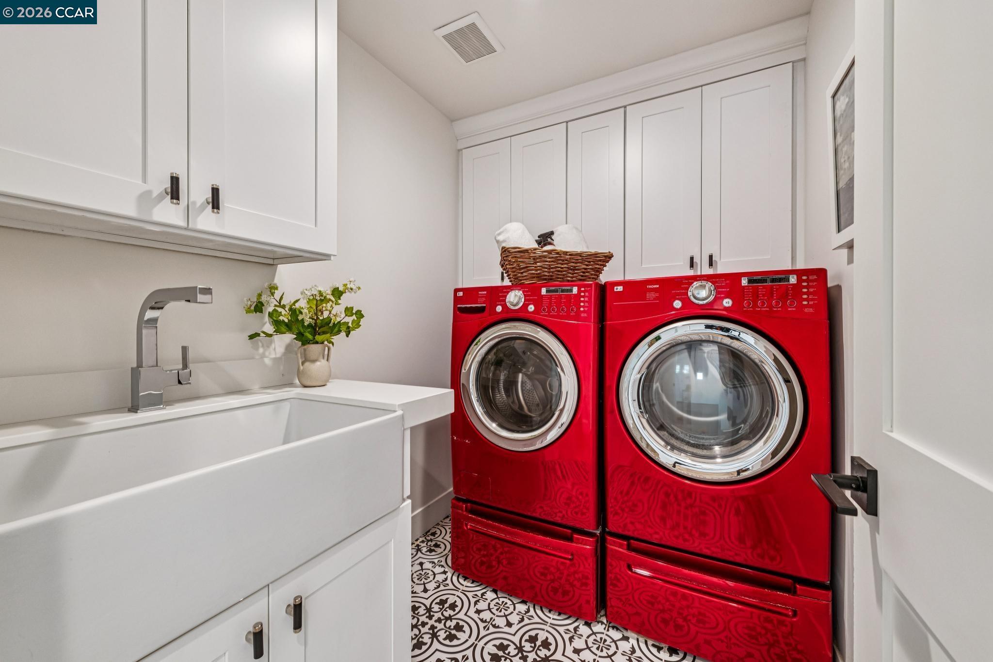 2941 Roundhill Road Alamo, CA 94507 - Photo 60 of 83 a utility room with dryer and washer