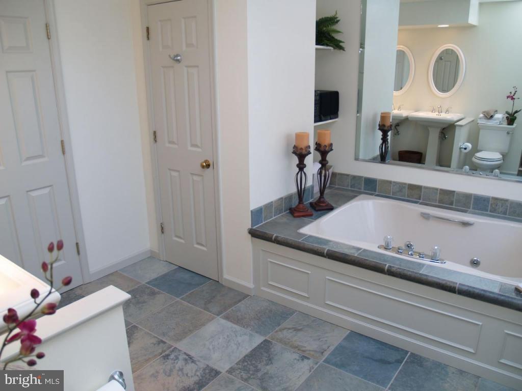 135 Milton Circle Lititz, PA 17543 - Photo 4 of 27