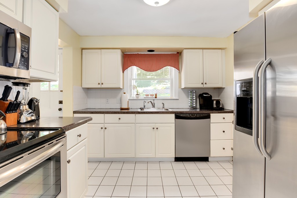 196 Lawrence Road Medford, MA 02155 - Photo 8 of 30 Gallery Image 8