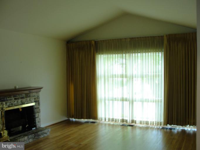 3327 Northmont Road Baltimore, MD 21244 - Photo 19 of 19 Cathedral Ceiling