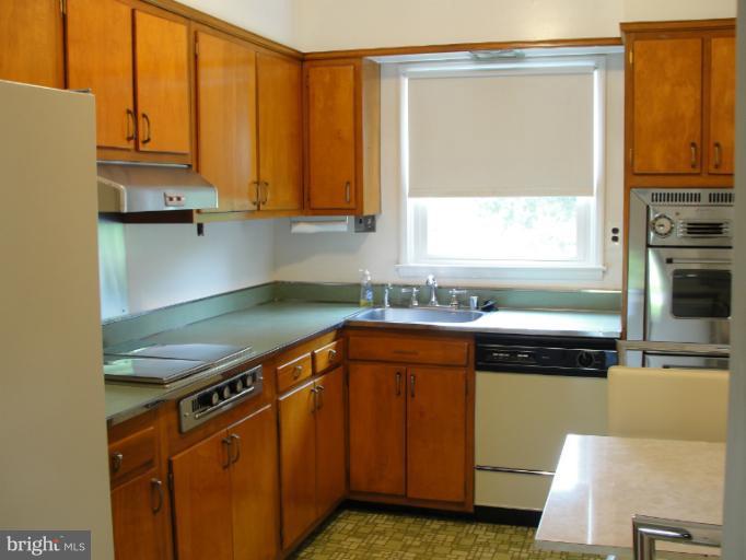 3327 Northmont Road Baltimore, MD 21244 - Photo 8 of 19 Kitchen