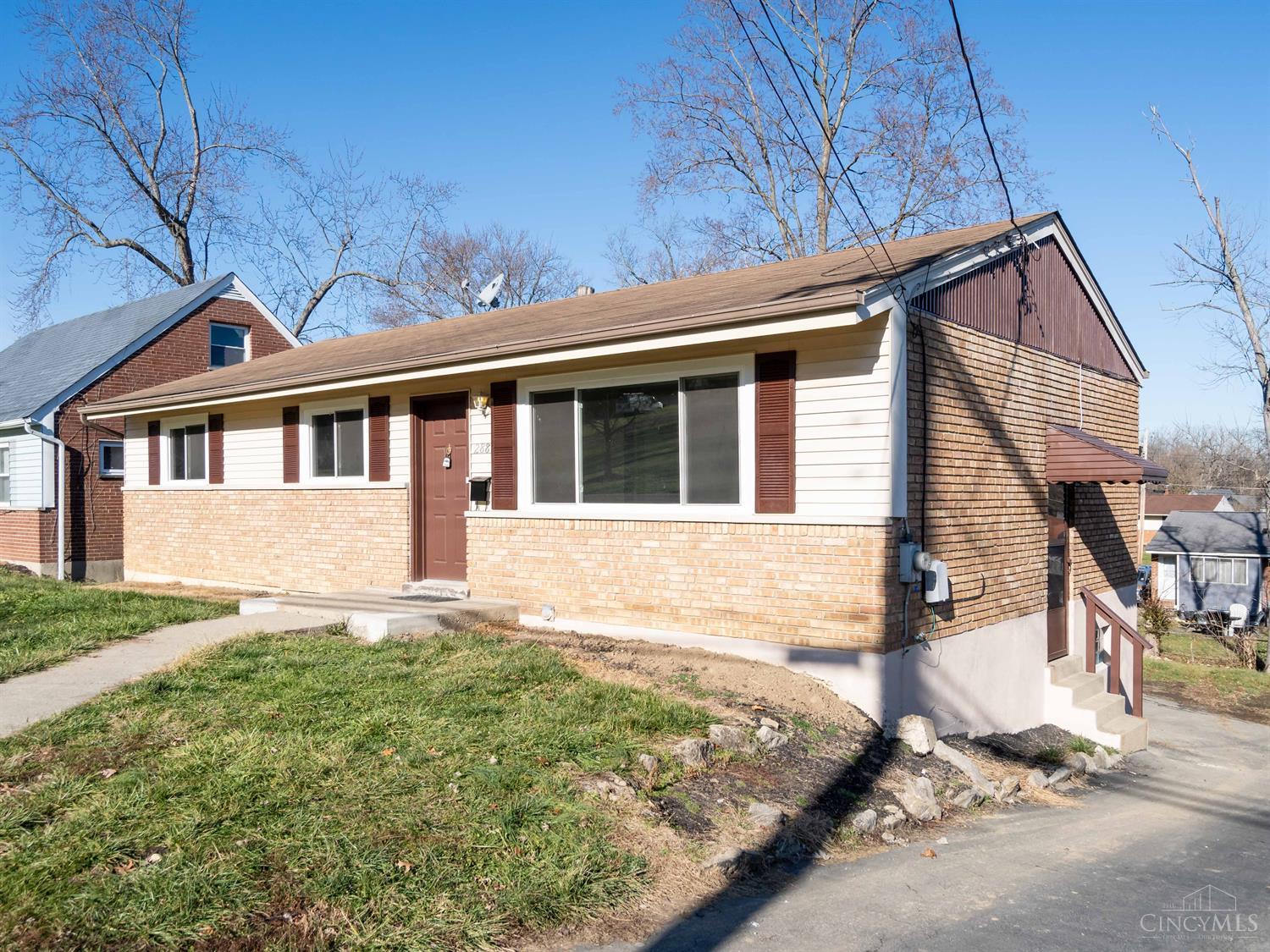 288 Riddle Road Woodlawn, OH 45215 - Photo 3 of 29