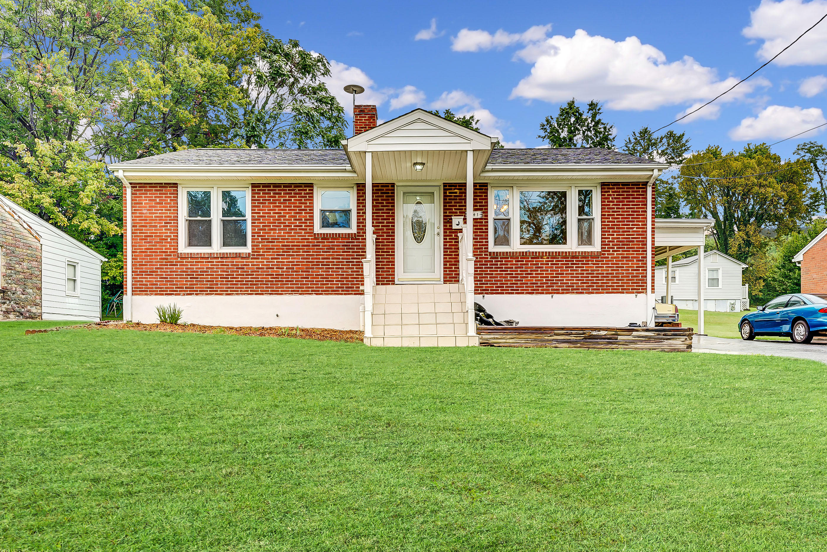 541 Hawthorn Road Salem, VA 24153 - Photo 2 of 18 56