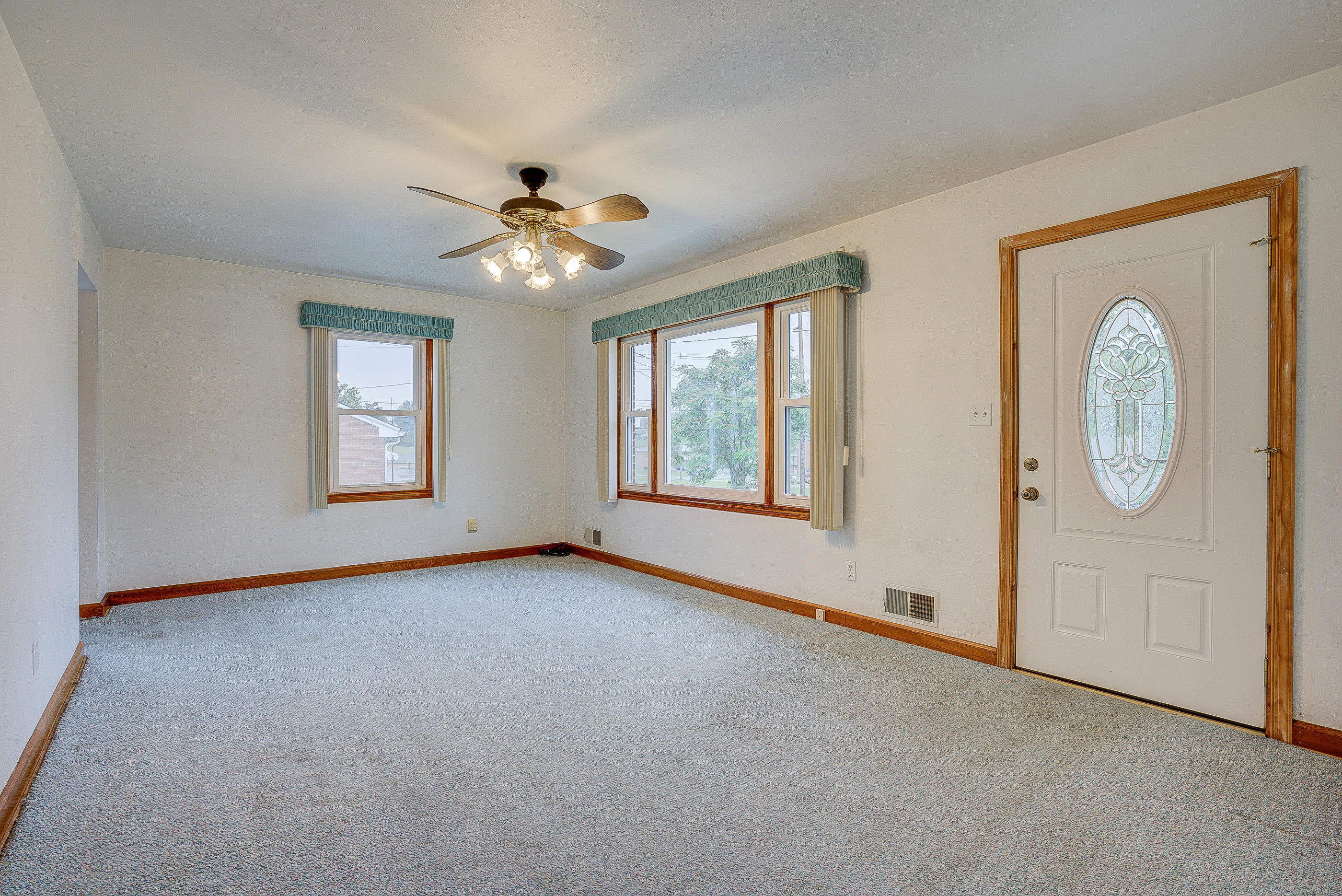 541 Hawthorn Road Salem, VA 24153 - Photo 4 of 18 24