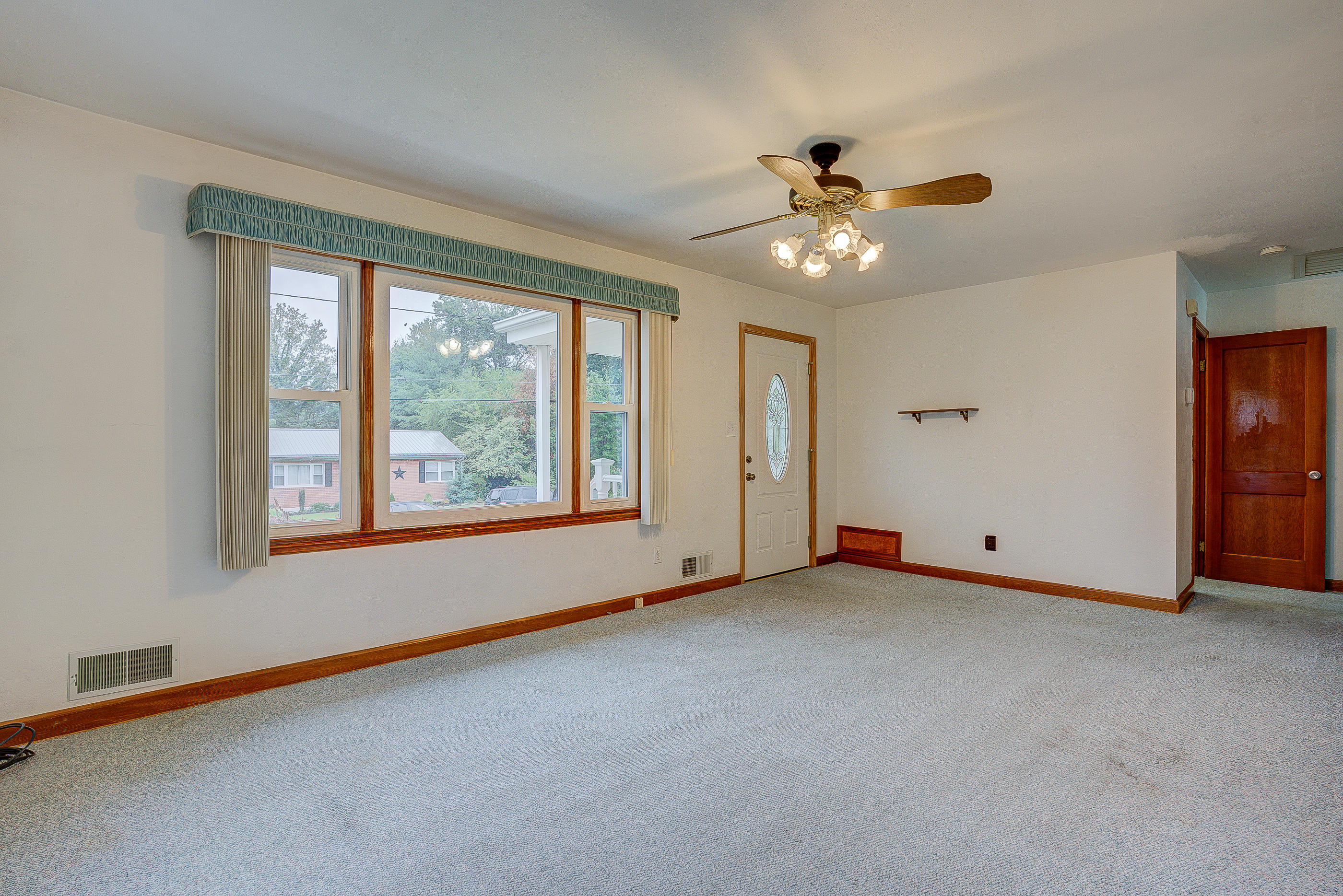 541 Hawthorn Road Salem, VA 24153 - Photo 5 of 18 22