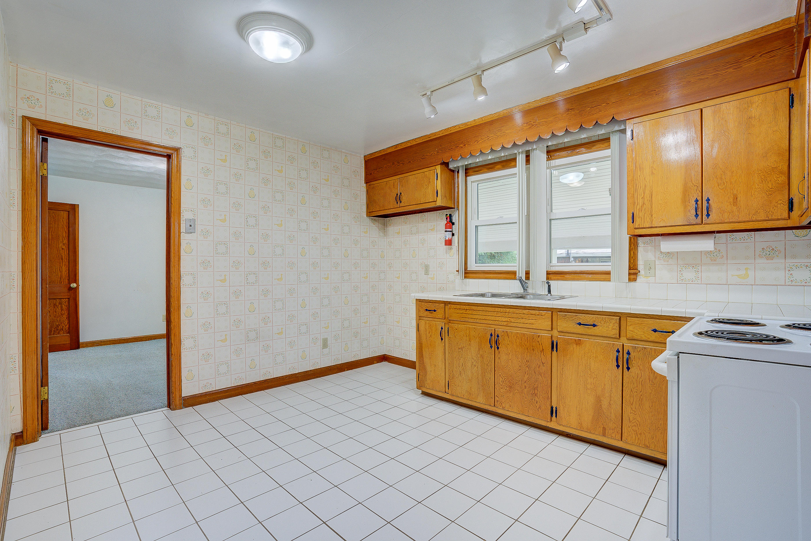 541 Hawthorn Road Salem, VA 24153 - Photo 7 of 18 12
