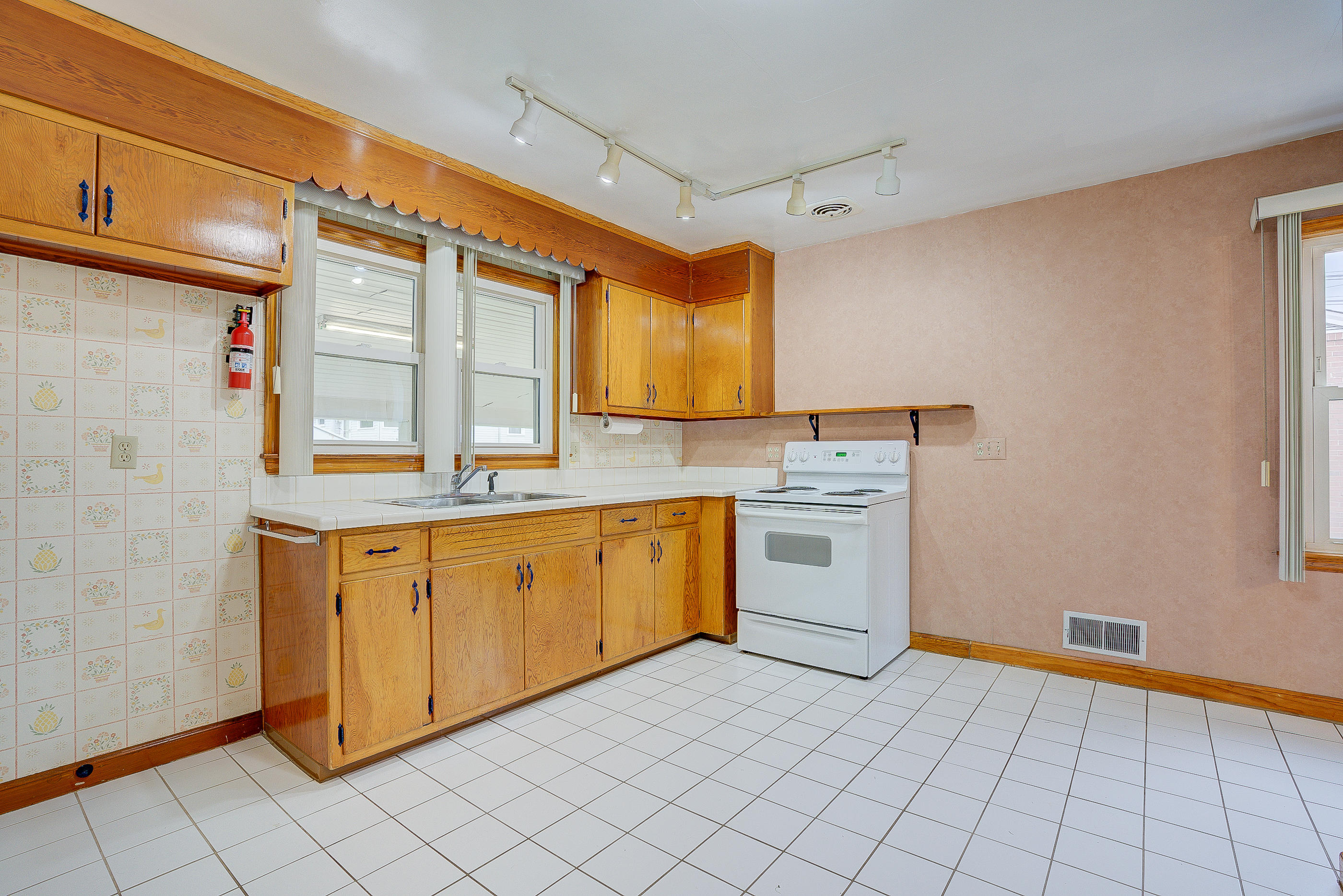 541 Hawthorn Road Salem, VA 24153 - Photo 8 of 18 16