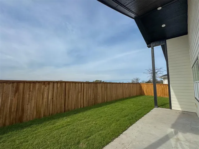 a view of a backyard