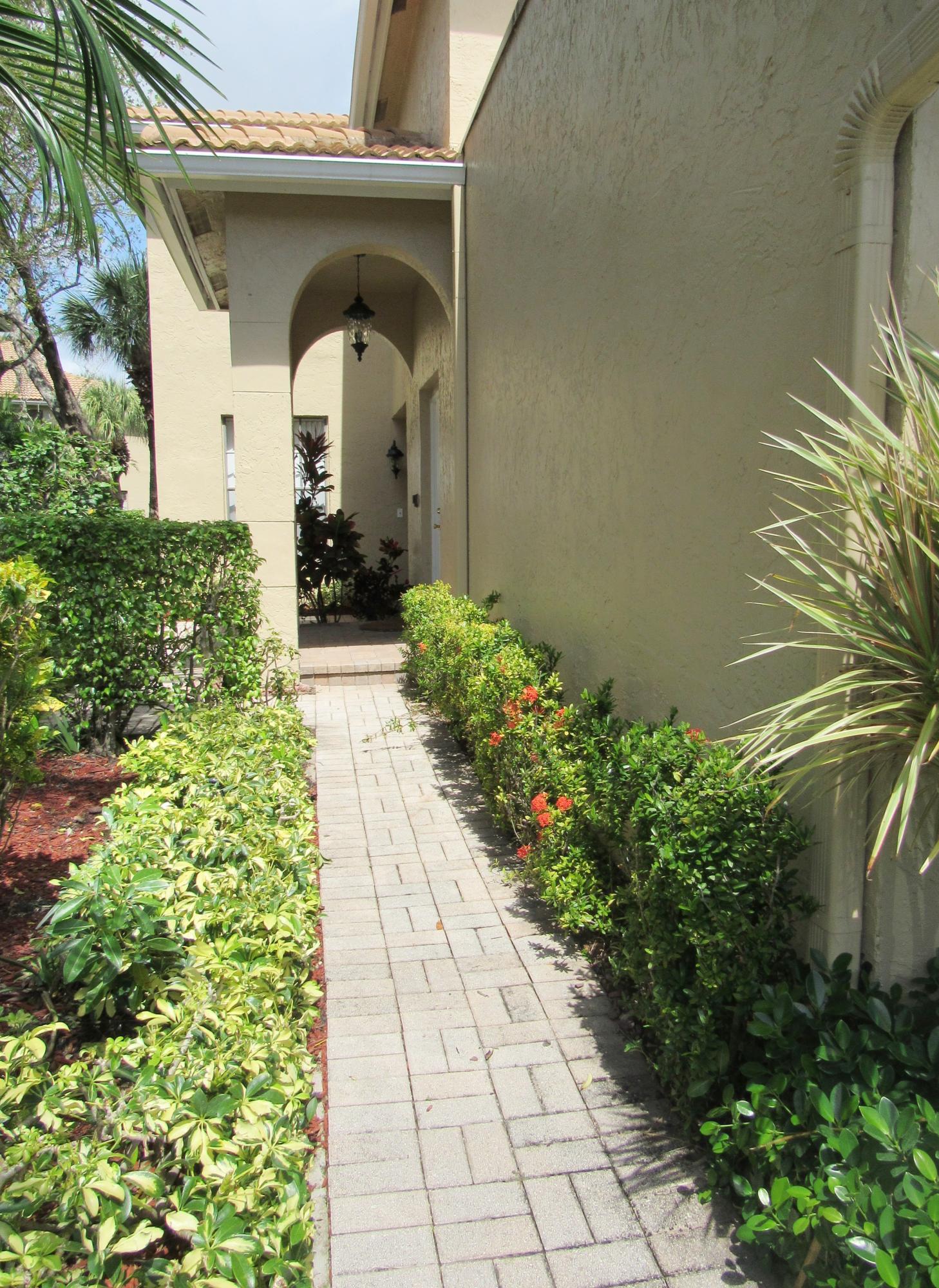 6752 Montego Bay Boulevard, Unit B Boca Raton, FL 33433 - Photo 4 of 36 Walkway