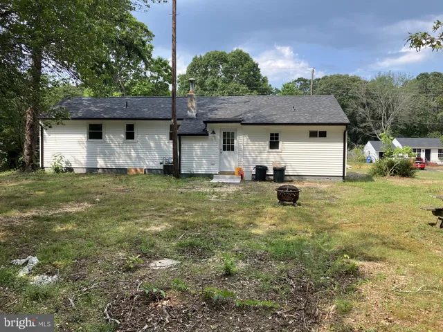a front view of house with yard