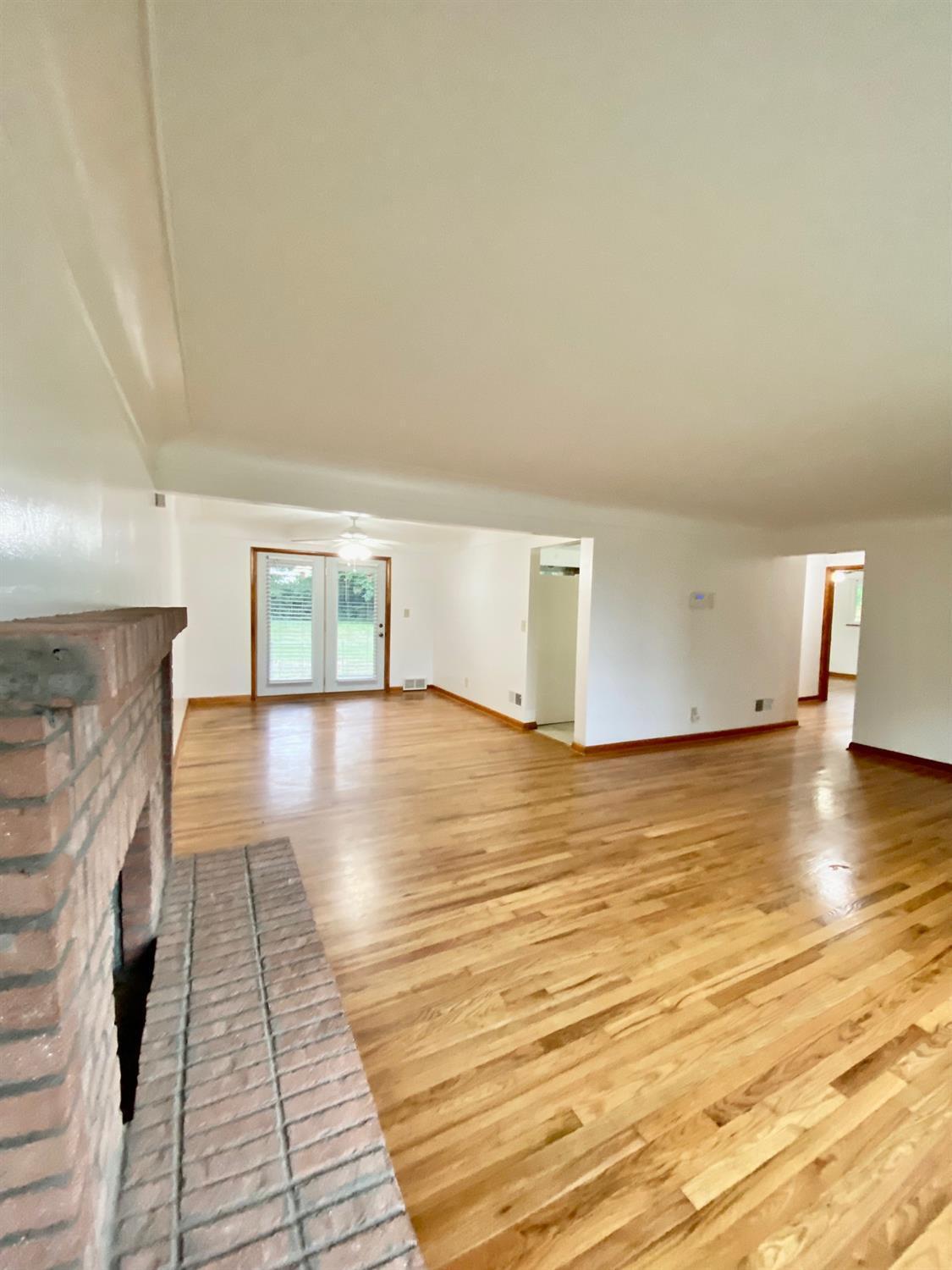 3343 Compton Road Cincinnati, OH 45251 - Photo 4 of 32