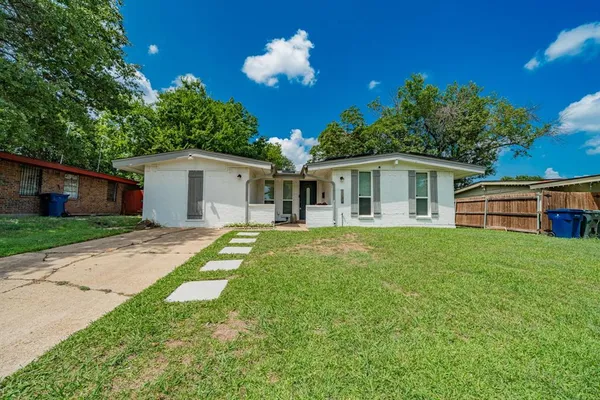 a view of a house with a backyard