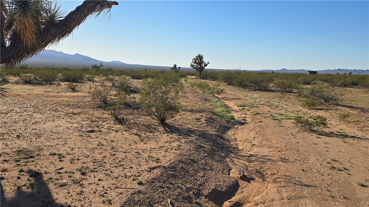 21688 South Roy Rogers Road Yucca, AZ 86438 - Photo 21 of 36 a view of mountain with lake view