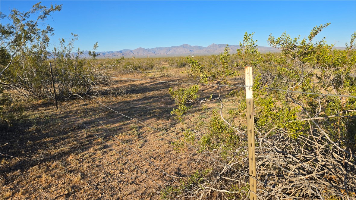 21688 South Roy Rogers Road Yucca, AZ 86438 - Photo 5 of 36 a view of a city with an ocean view