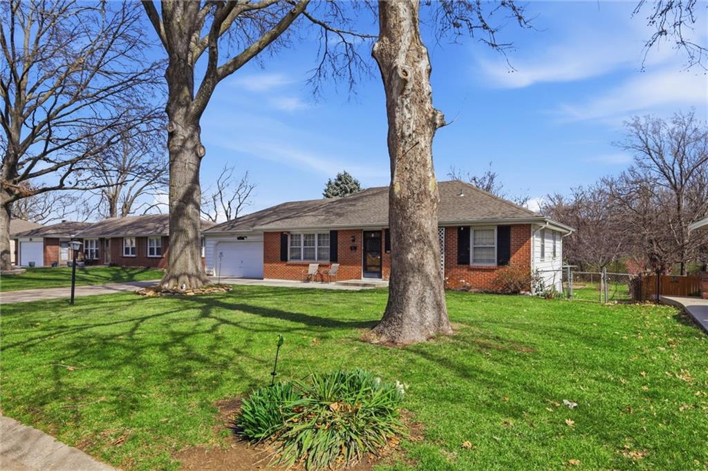 4821 Bond Street Shawnee, KS 66203 - Photo 2 of 30