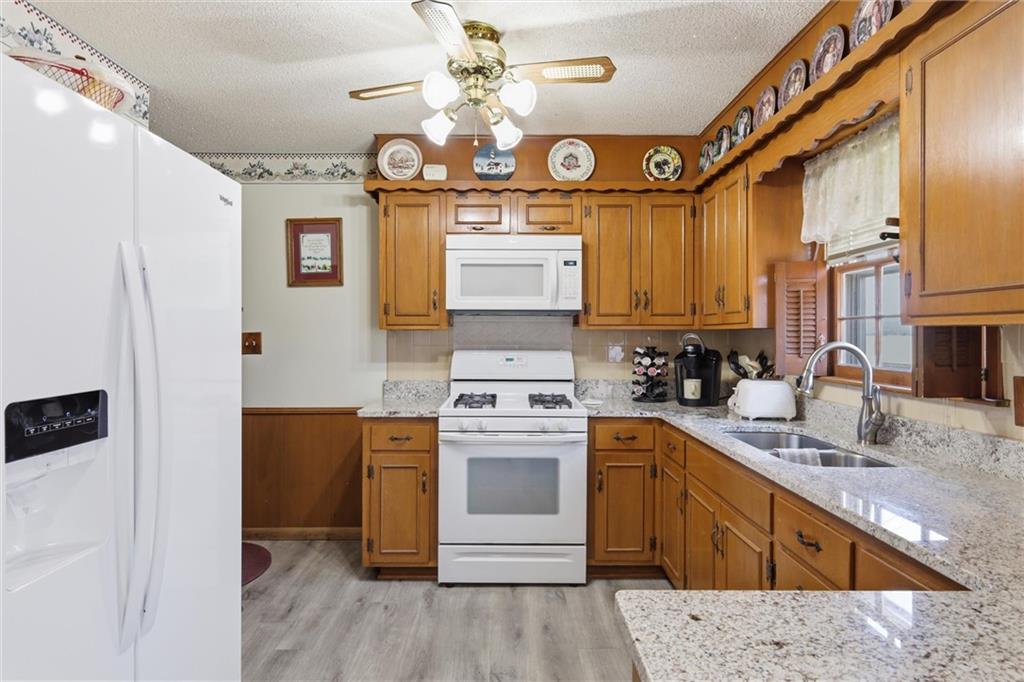 4821 Bond Street Shawnee, KS 66203 - Photo 9 of 30